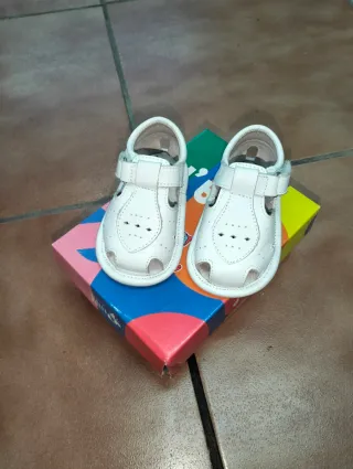 Sandalias blancas para bebé