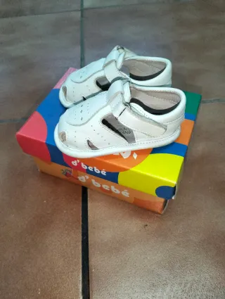 Sandalias blancas para bebé