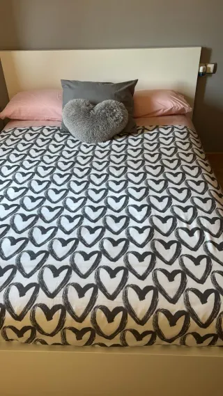 Cama Ikea 1.40m con 2 cajones y mesita