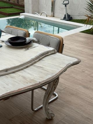 Mesa de comedor antigua de madera