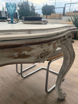 Mesa de comedor antigua de madera