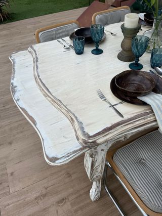 Mesa de comedor antigua de madera