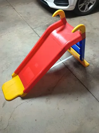 Tobogán infantil azul y rojo