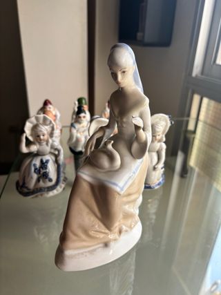 Lote de 12 figuras de cerámica