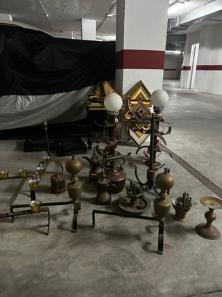 Conjunto de varias piezas de metal y cobre