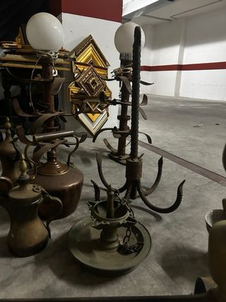 Conjunto de varias piezas de metal y cobre