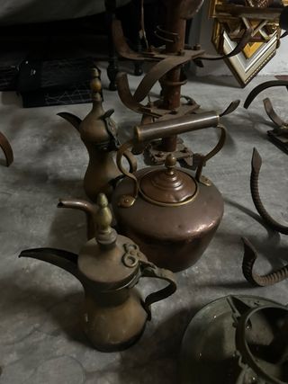 Conjunto de varias piezas de metal y cobre