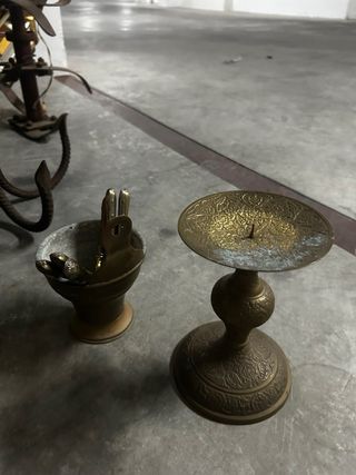 Conjunto de varias piezas de metal y cobre