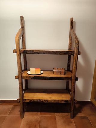 Estantería de madera rústica