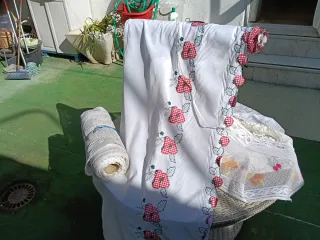 Rollos de encaje beige y blanco