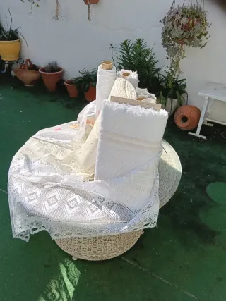 Rollos de encaje beige y blanco