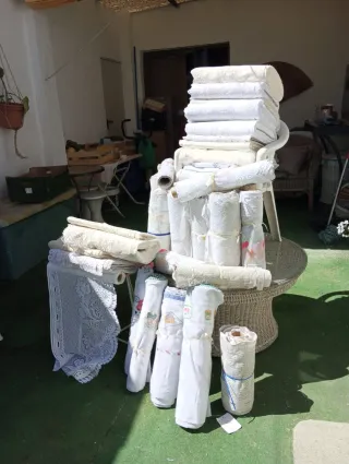 Rollos de encaje beige y blanco