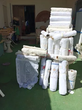 Rollos de encaje beige y blanco