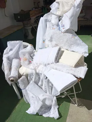 Rollos de encaje beige y blanco