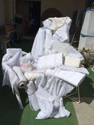 Rollos de encaje beige y blanco