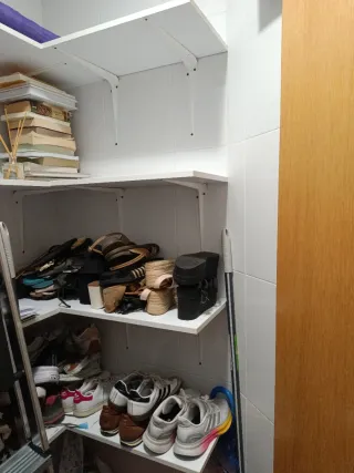 Estanterías y bisagras blancas