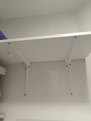 Estanterías y bisagras blancas