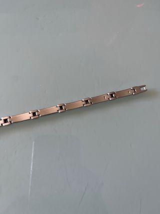 Pulsera de eslabones dorados y plateados