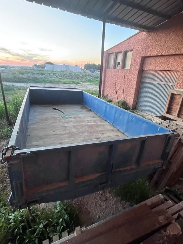 Remolque hidráulico azul