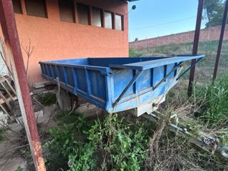 Remolque hidráulico azul