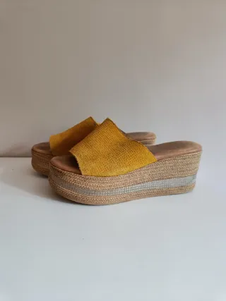 Zuecos de ante en color mostaza