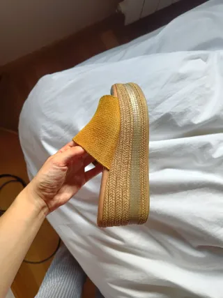 Zuecos de ante en color mostaza