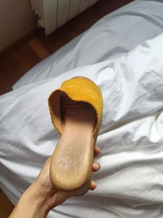 Zuecos de ante en color mostaza