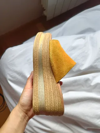 Zuecos de ante en color mostaza