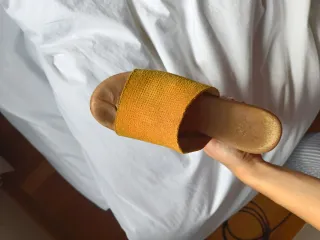 Zuecos de ante en color mostaza