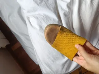 Zuecos de ante en color mostaza