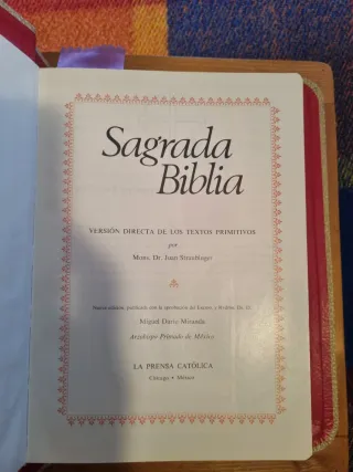 Biblia antigua y atril 100€