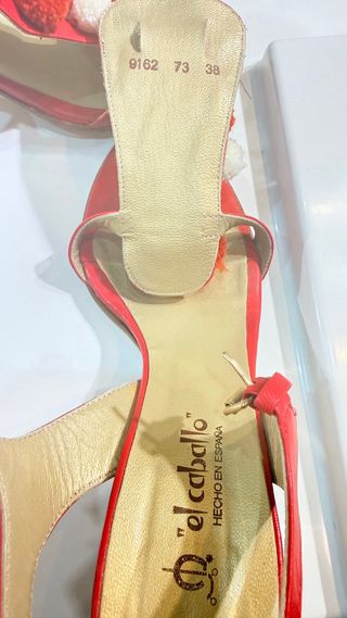 Sandalias El Caballo Rojas con Pompones