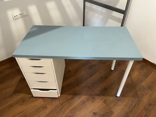 Escritorio azul y blanco con cajonera