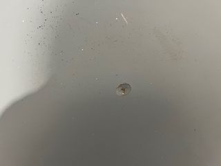 Escritorio azul y blanco con cajonera