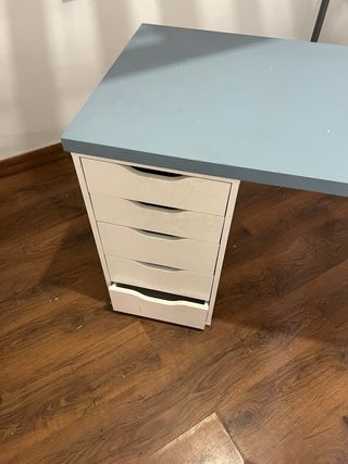 Escritorio azul y blanco con cajonera
