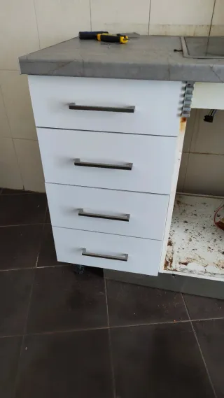 Mueble de cocina blanco y gris