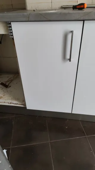 Mueble de cocina blanco y gris