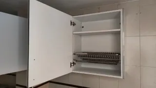 Mueble de cocina blanco y gris