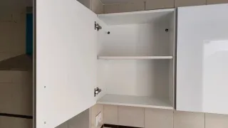 Mueble de cocina blanco y gris