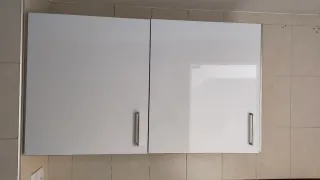 Mueble de cocina blanco y gris