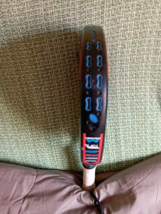 Pala de pádel Bullpadel con pequeña fisura
