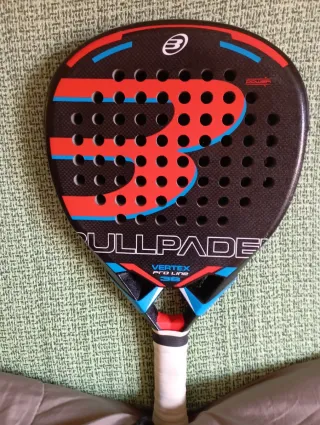 Pala de pádel Bullpadel con pequeña fisura
