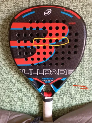 Pala de pádel Bullpadel con pequeña fisura