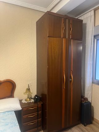 Armario de madera marrón