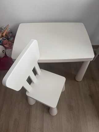 Mesa y silla infantil blanca en perfecto estado