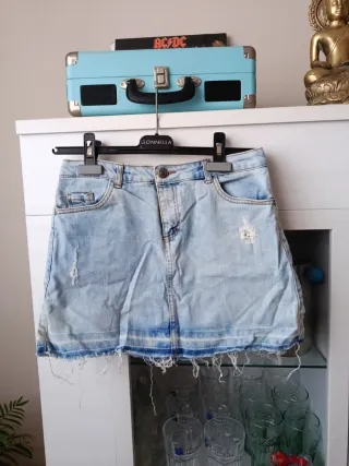 Falda vaquera desgastada