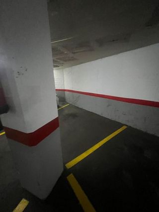 Garaje en venta en Les Planes en Hospitalet de Llobregat, L´