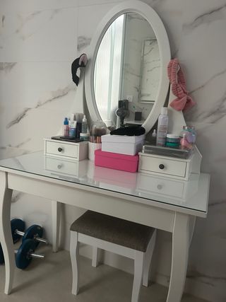 Tocador blanco con espejo y sillón