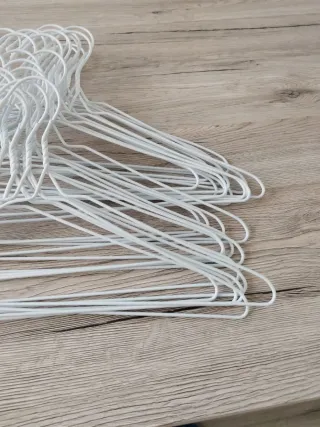 Lote 30 perchas metálicas blancas