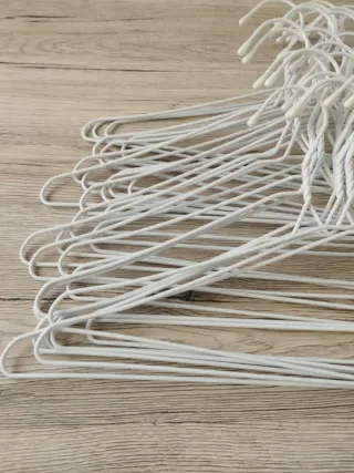 Lote 30 perchas metálicas blancas